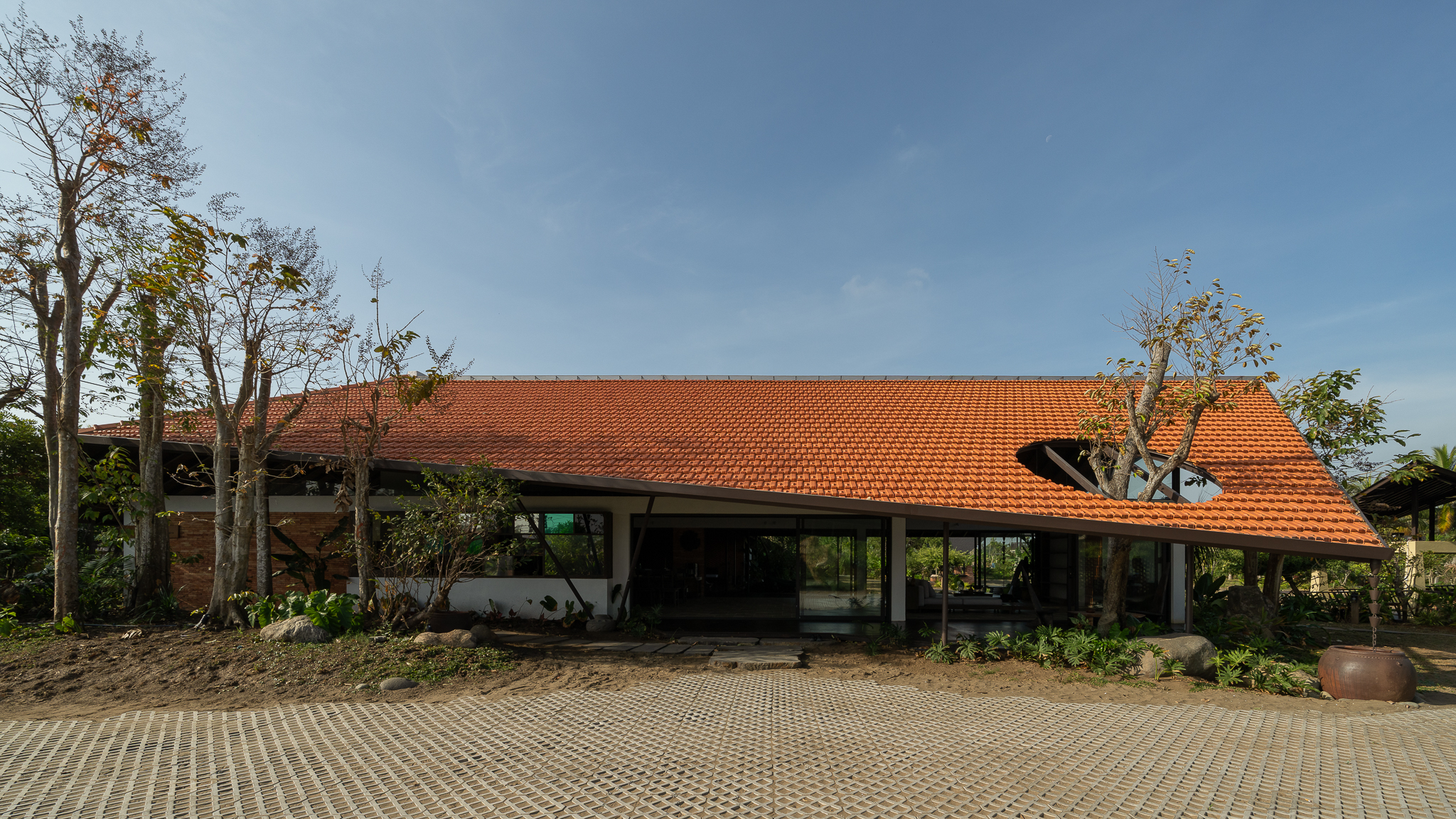 Casa Blanca Garden – mái ngói đỏ, gạch cũ và gỗ tự nhiên giữa vườn cây