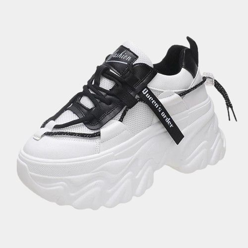 Giày Sneaker lỗi thời