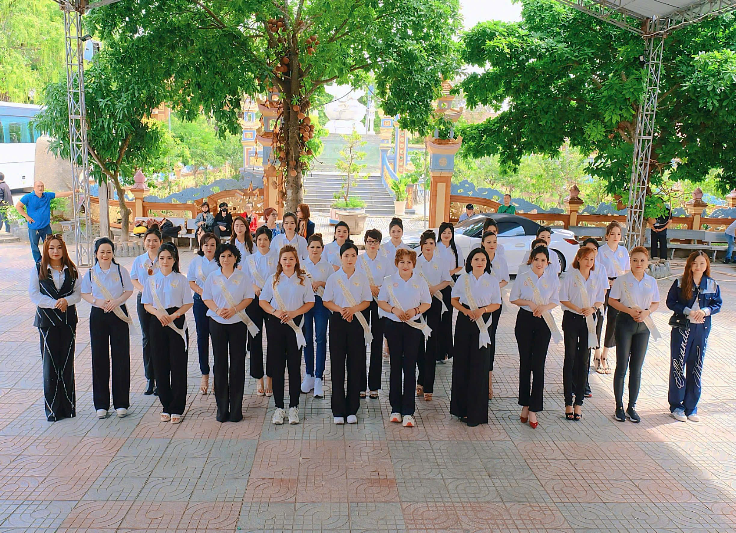 Hu Yu Ting cùng đoàn Ghé thăm Chùa Thiện Tâm tại Bình Thuận