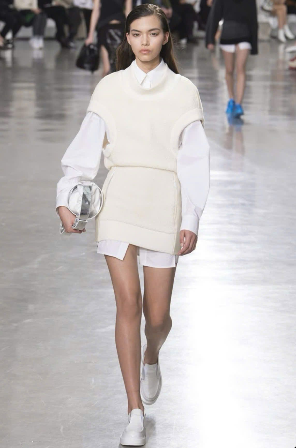 Áo sơ mi trắng phối trên sàn diễn catwalk