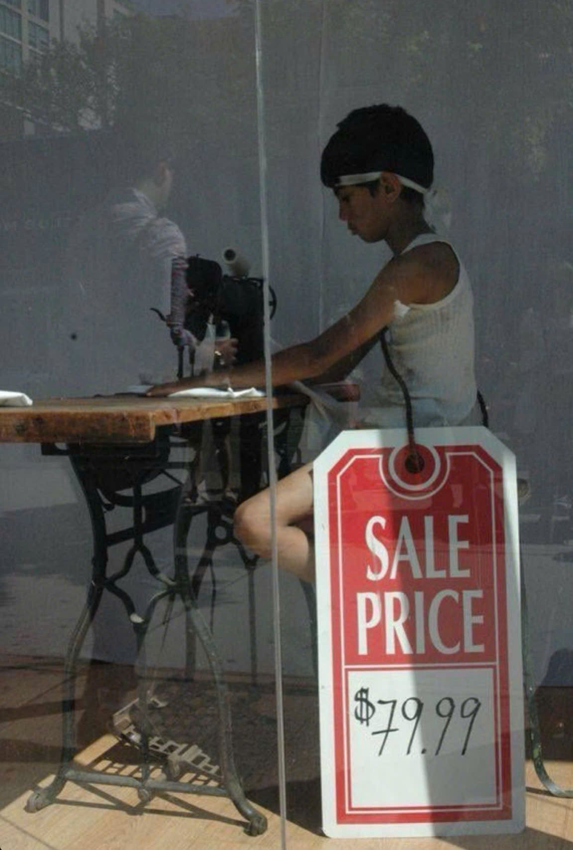 Chọn nhiều quần áo chất lượng kém gây ảnh hưởng to lớn và tạo ra fast fashion