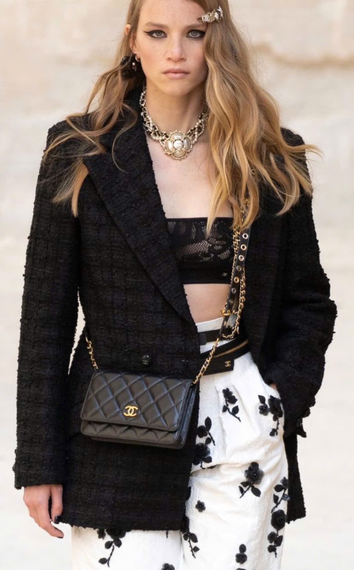 Túi hiệu Chanel và phong cách High-Low Fashion